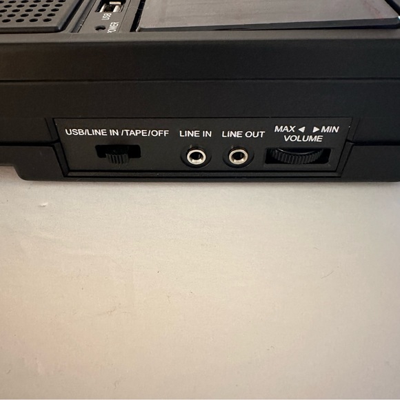 QFX Retro-39 Classic Style Cassette player/recorder with USB Port - Picture 3 of 4